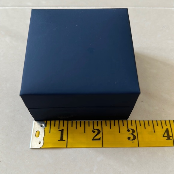 Blue gift box - Picture 1 of 3